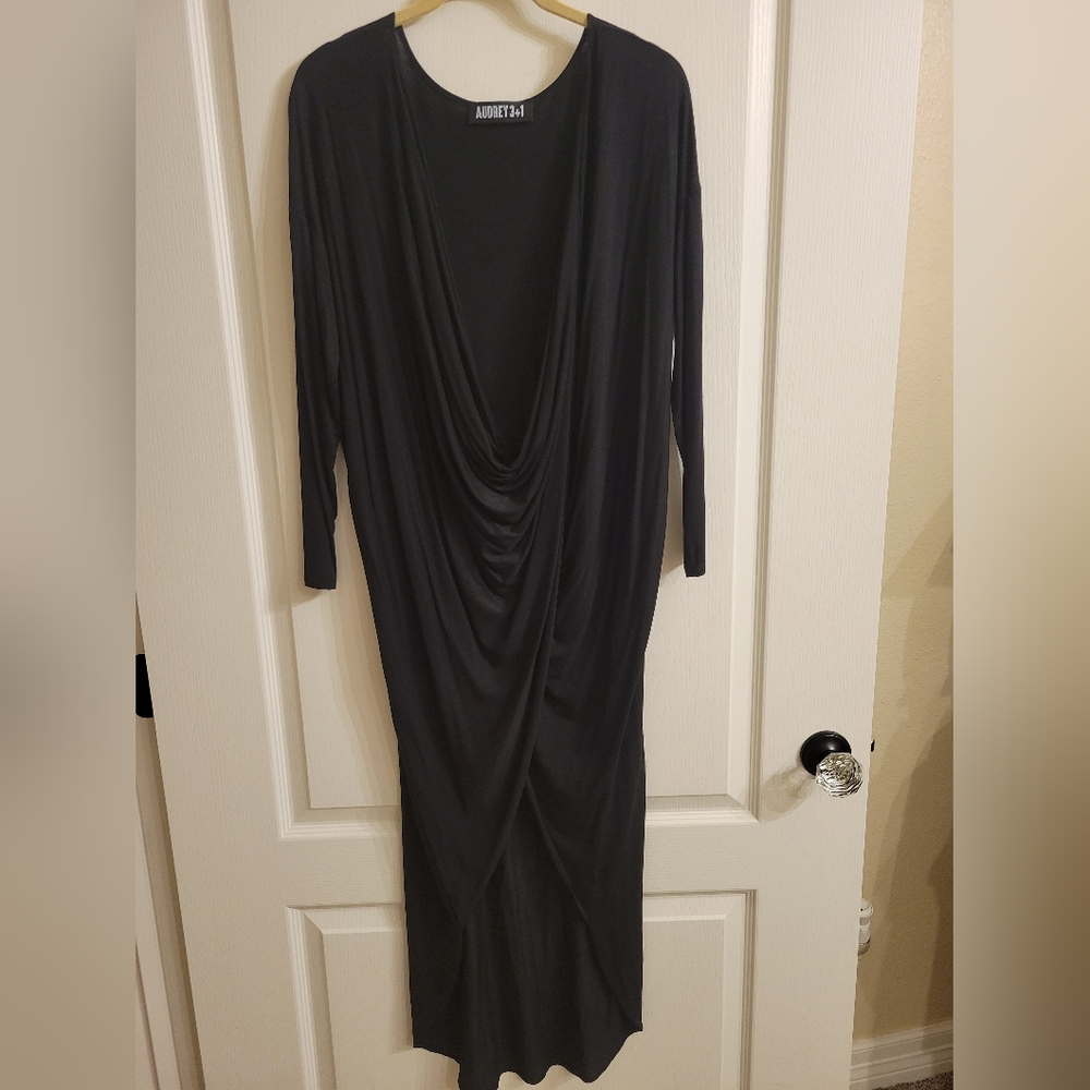 NWOT Audrey 3+1 Women's Black Twist Low Front Top